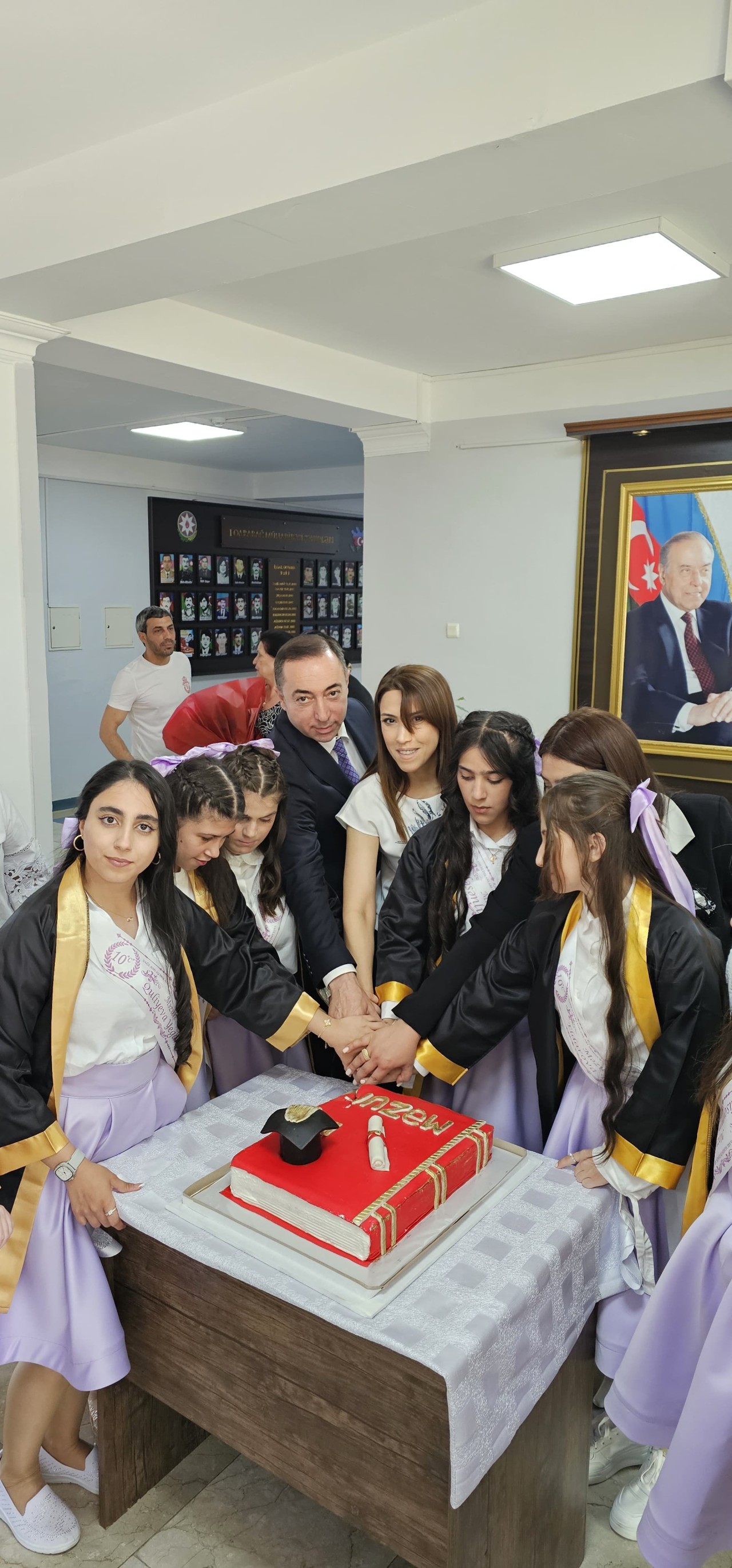 Sumqayıt Bələdiyyəsi "Məzun Günü"ndə onları da unutmadı - FOTOLAR